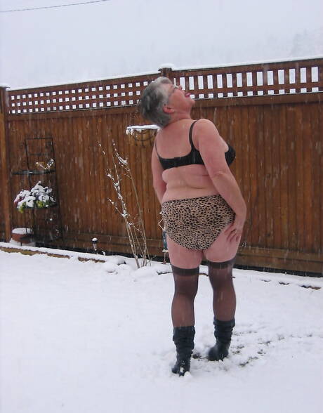 TAC Amateurs are excited to present you with xxx gallery showcasing Girdle Goddess showing superb shape